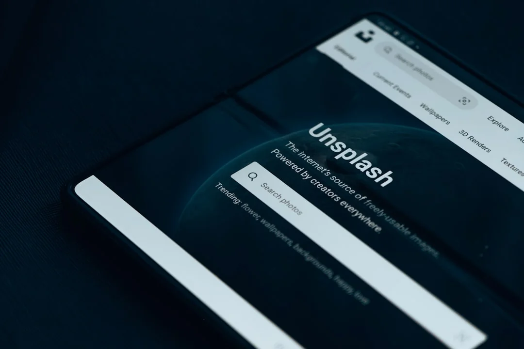 Vue rapprochée d’un ordinateur portable affichant la page de connexion Pexels, mettant en avant une interface numérique moderne.
